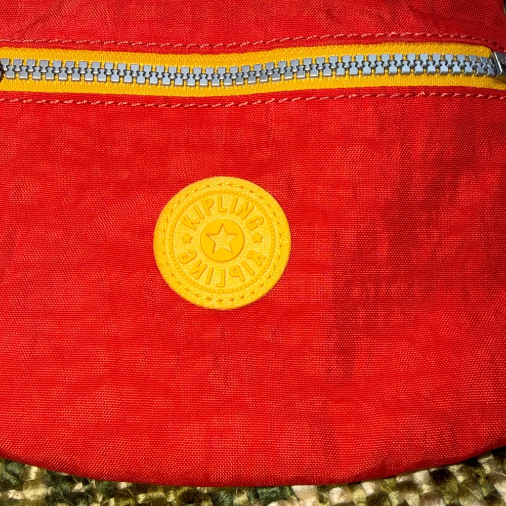 The bag is a Kipling model in a crossbody or shoulder style. - Picture 4 of 7